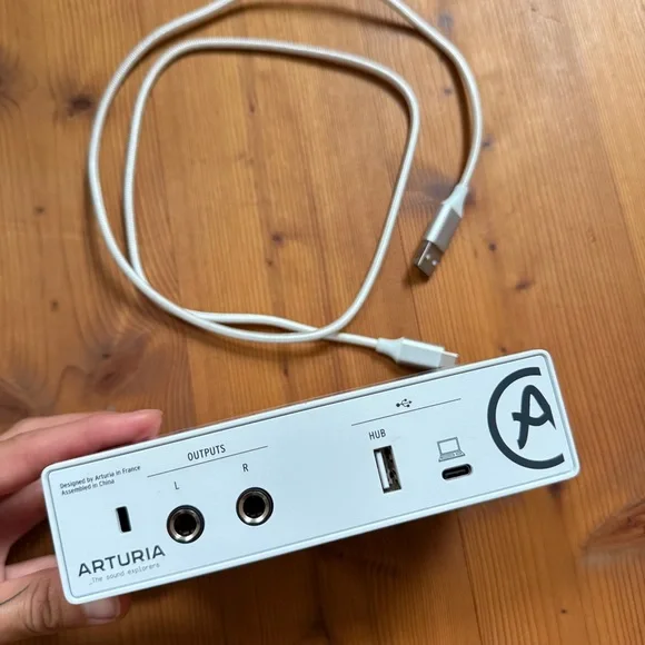 Arturia MiniFuse 1 Audio Interface - White - Picture 2 of 3